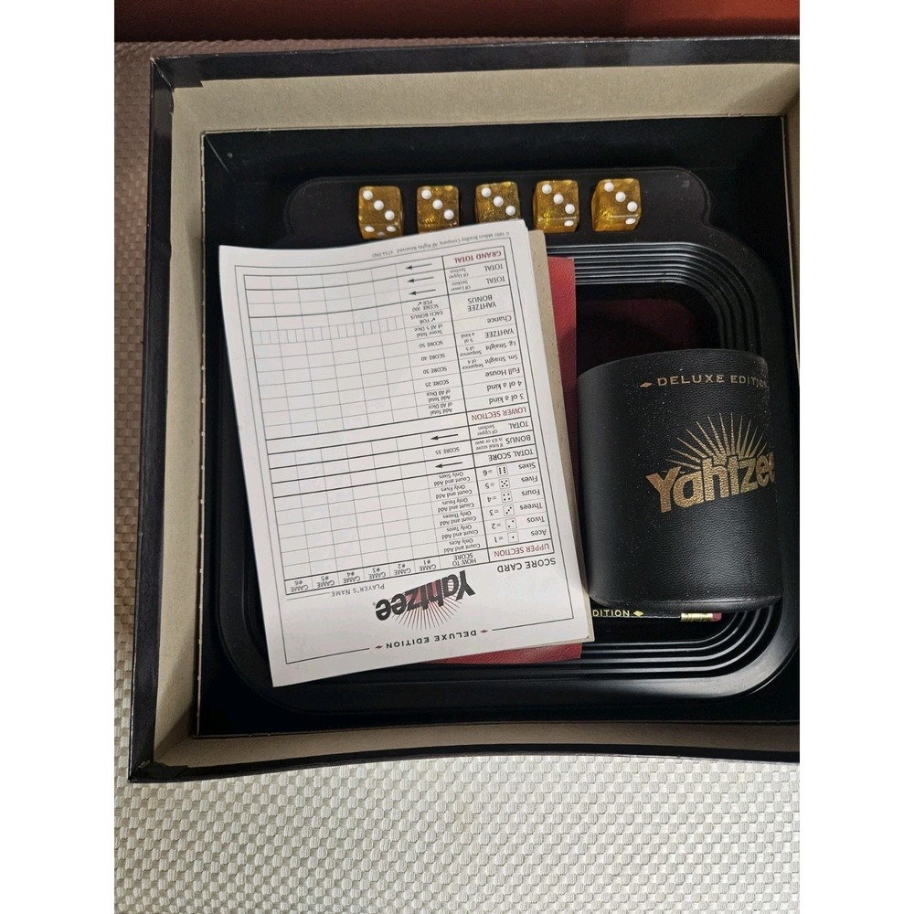 Vintage 1997 Yahtzee Deluxe Edition COMPLETE Milton Bradley Gold Glitter Dice - Picture 5 of 5